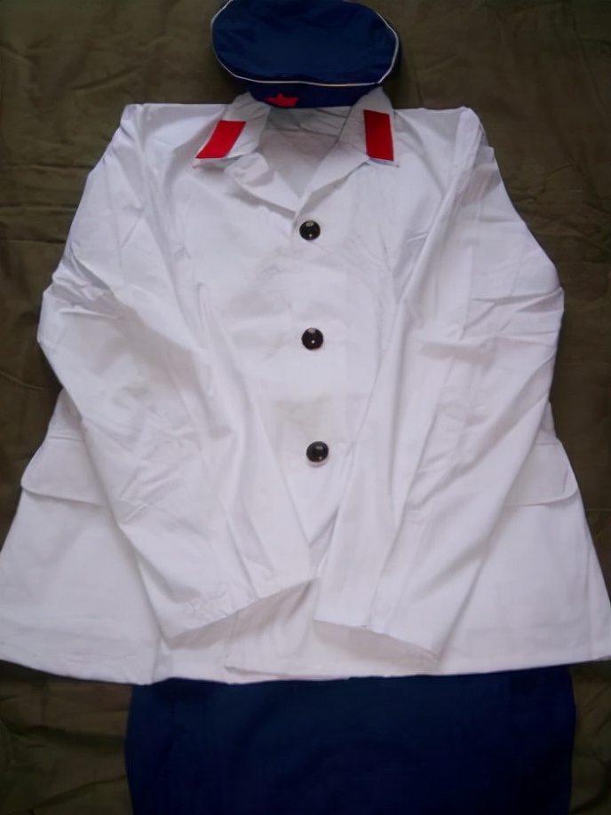 难忘74式军服——海军恢复水兵服，女兵穿上了裙子