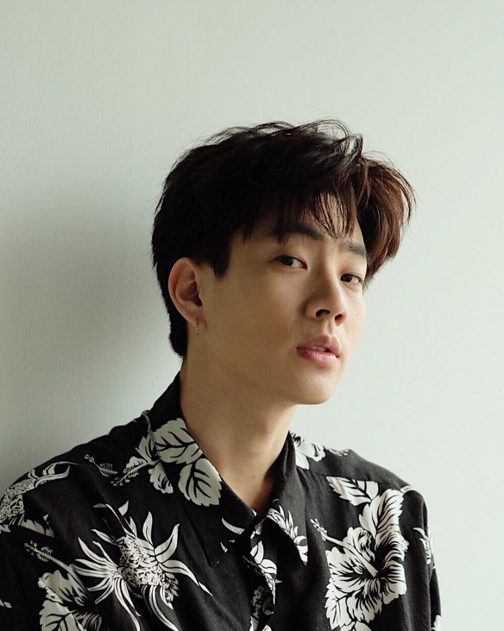 他泰韩系少年:关大爷洪34典型代表包包酷爱韩风穿搭