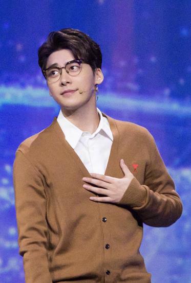 王一博肖战的日常穿搭你更pick谁,王一博穿牛仔上衣与肖战同框视频