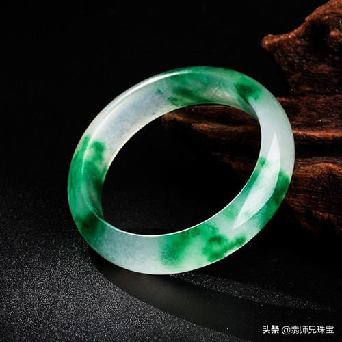 挑选飘花手镯注意的点,冰种帝王紫飘花翡翠手镯