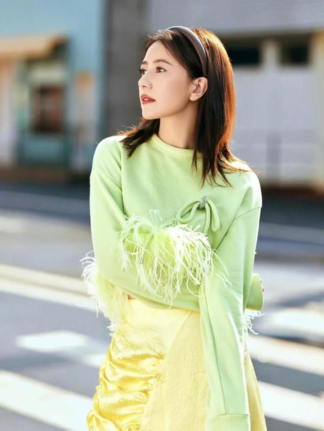 高圆圆穿衣服搭配图片2019秋冬,高圆圆一款随意的牛仔服穿搭