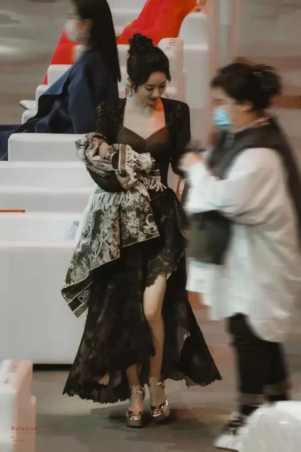 高梵黑金鹅绒服赵丽颖,赵丽颖黑色露肩礼服变时尚辣妈