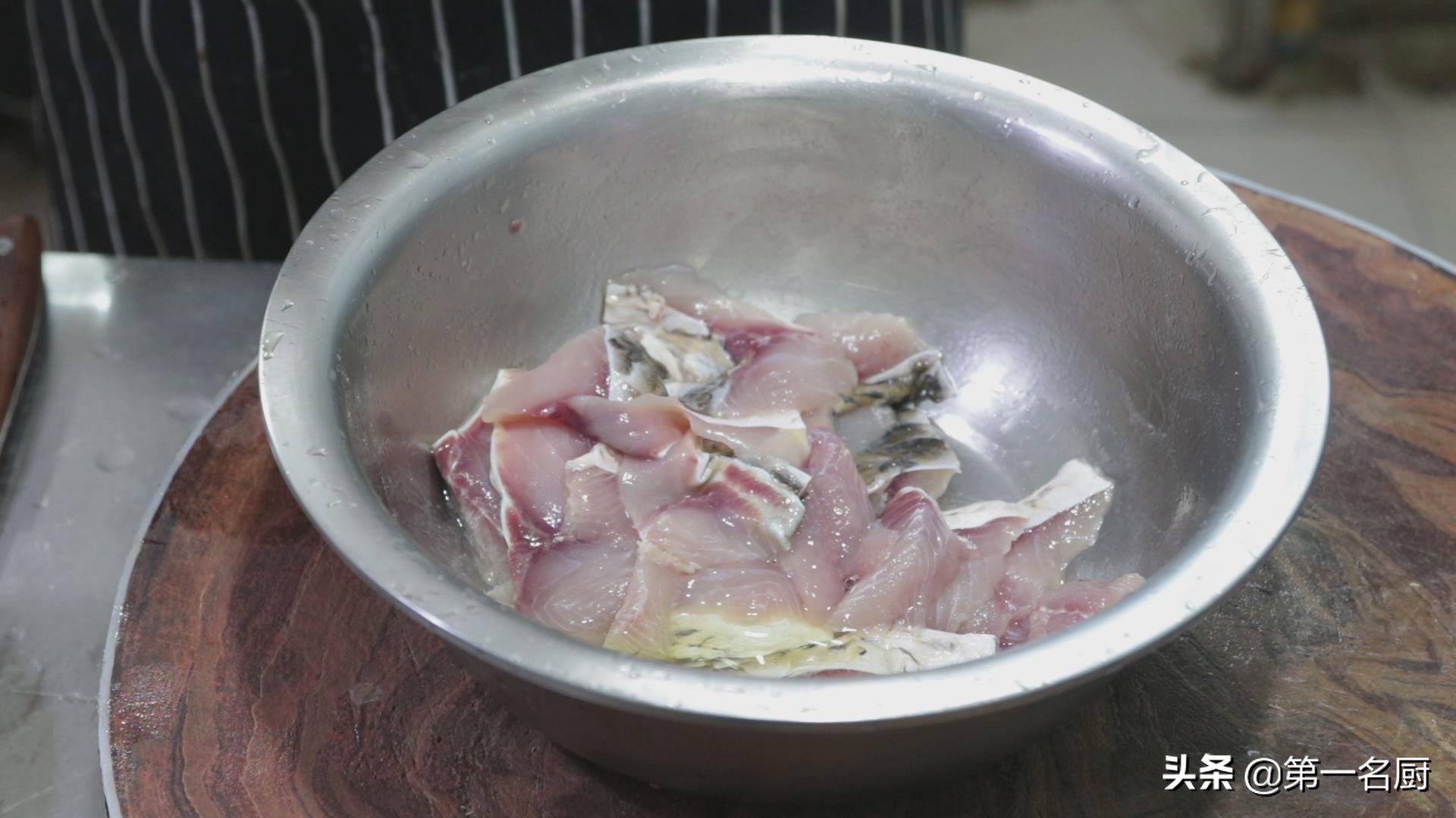 鲤鱼好吃有诀窍，做出来肉质嫩滑，汤鲜味美，一顿多吃两碗饭