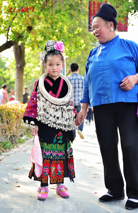 探访苗族银饰,苗族风情拨银饰