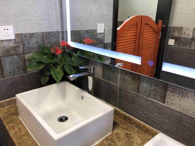 已装修卫生间太暗怎么补救,卫生间太暗怎么补救