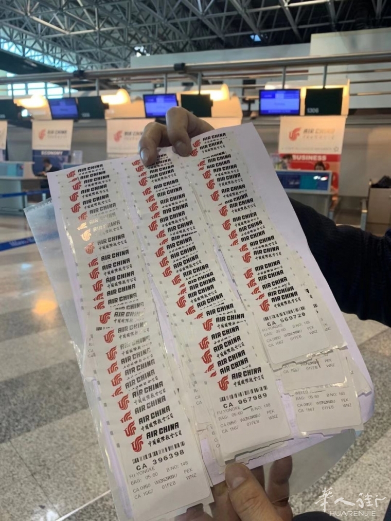 捐物流、包飞机、一个人托运100多件行李,意大利华人先顾祖国,又救他乡,两个家都要管