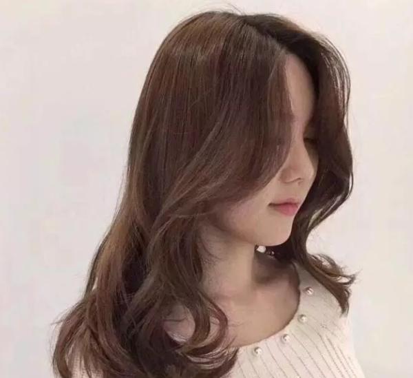 适合圆脸女生有刘海的发型,适合圆脸女生的发型刘海教程