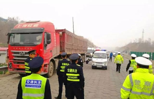 车年审过期被交警扣车怎么处理,没有年审被交警查到怎么办