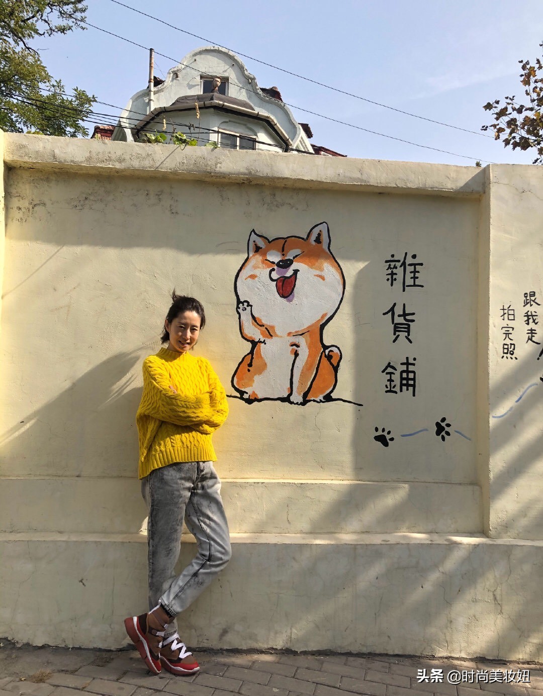 43岁刘敏涛穿露脐装,44岁刘敏涛穿阔腿裤