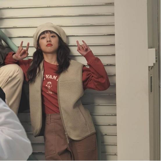 智秀白衣服配牛仔裙,秀智穿搭夏天气质上衣图