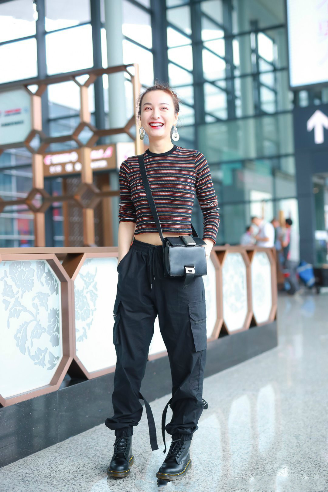 吴昕吊带裙凹造型,吴昕黑色吊带衫