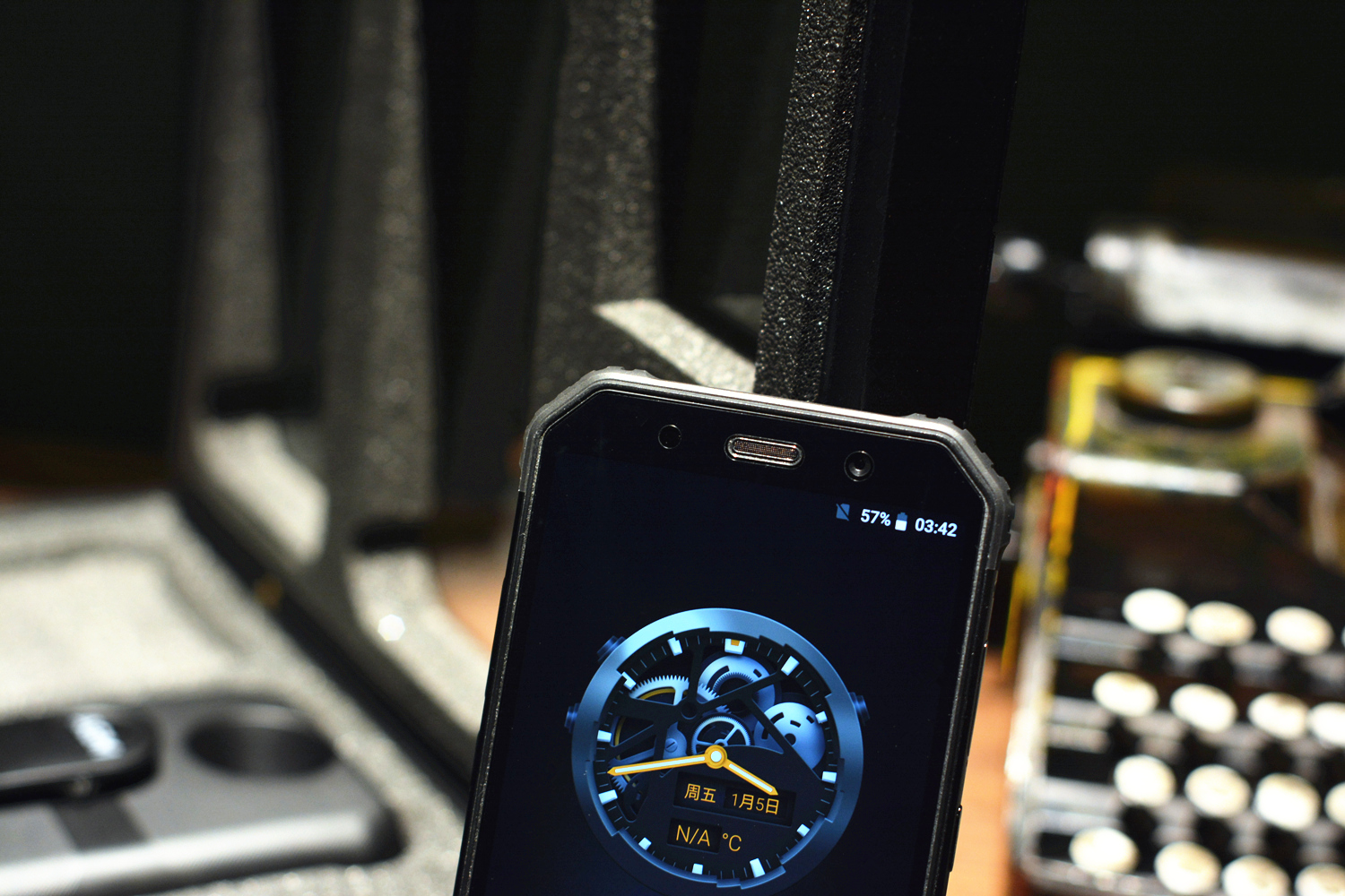 AGMH1手机:不怕摔,不怕水,能待机20天,父母最爱?