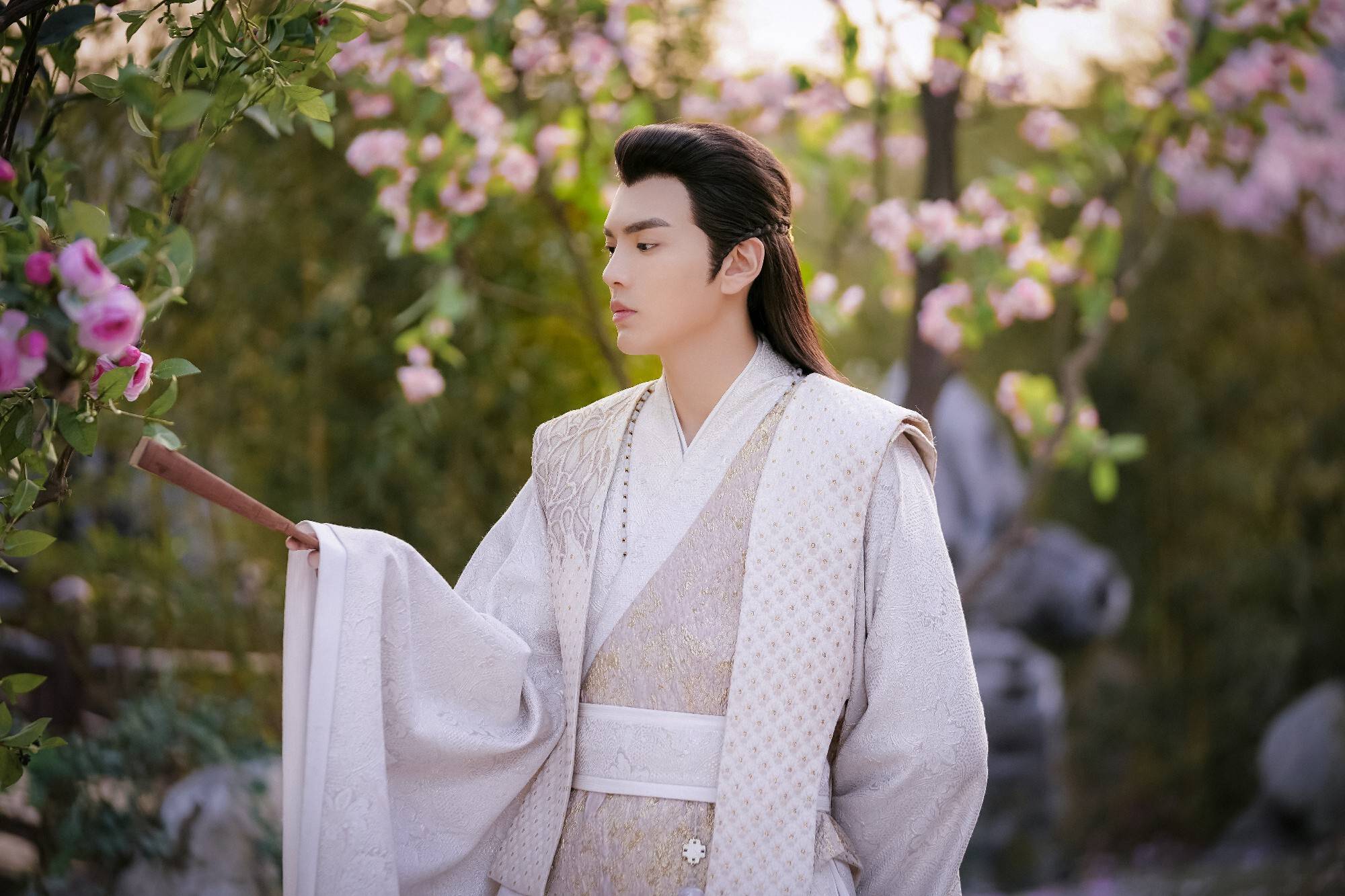 毕雯珺新戏开播原著抢先读,厉嘉琪毕雯珺小女霓裳高难度吻戏