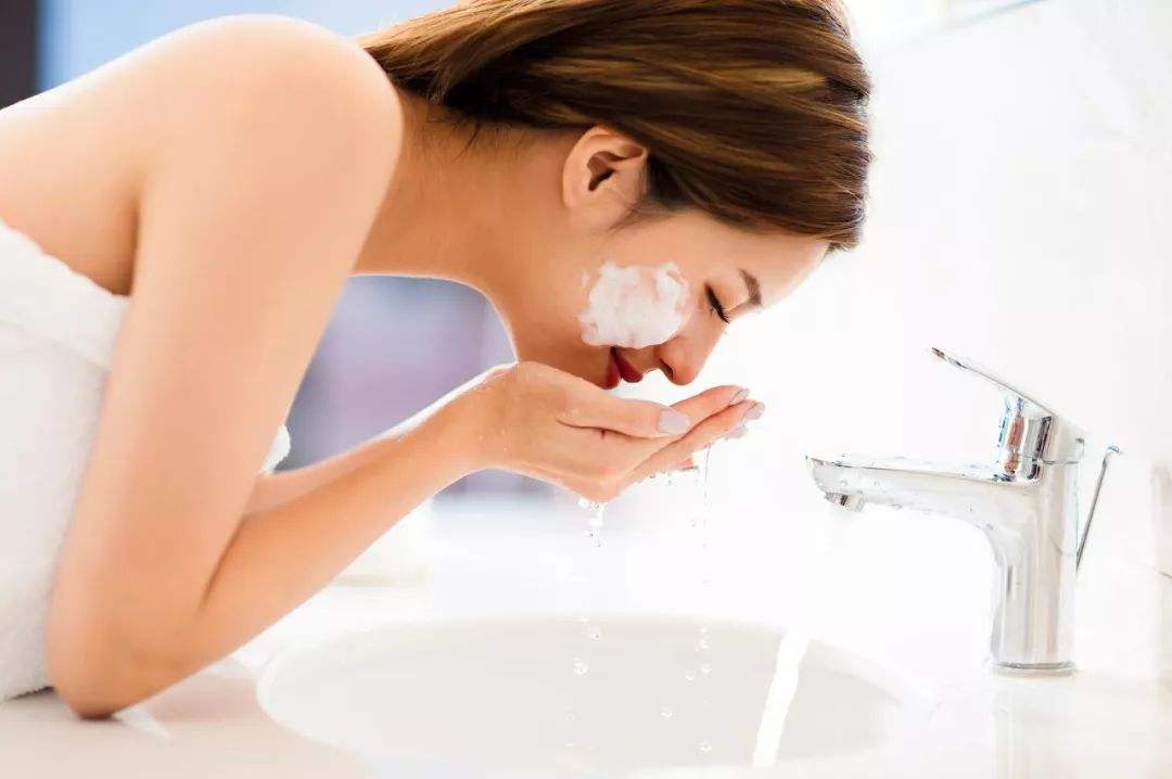 洗脸的时候放点盐有什么好处,洗脸时放点盐