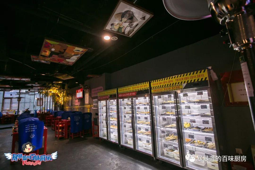 当成都老板爱上沈阳老雪，他开的串串香店锅底都有1瓶大绿棒