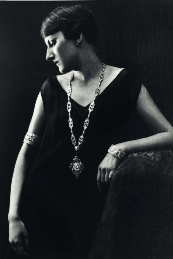 温莎公爵夫人拥有的经典珠宝,2010年温莎公爵夫人珠宝系列拍卖