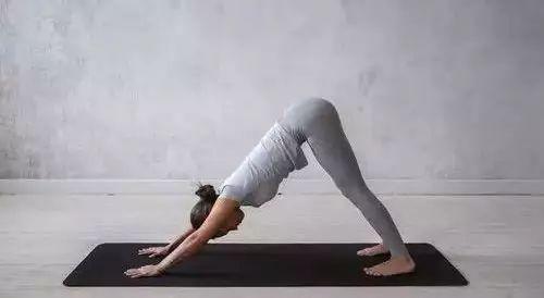 瑜伽入门动作下犬式的慢动作分解,瑜伽单腿下犬式怎么做到不翻胯