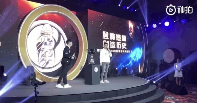 王思聪穿热狗卫衣致辞,王思聪穿热狗卫衣现身ig庆功宴