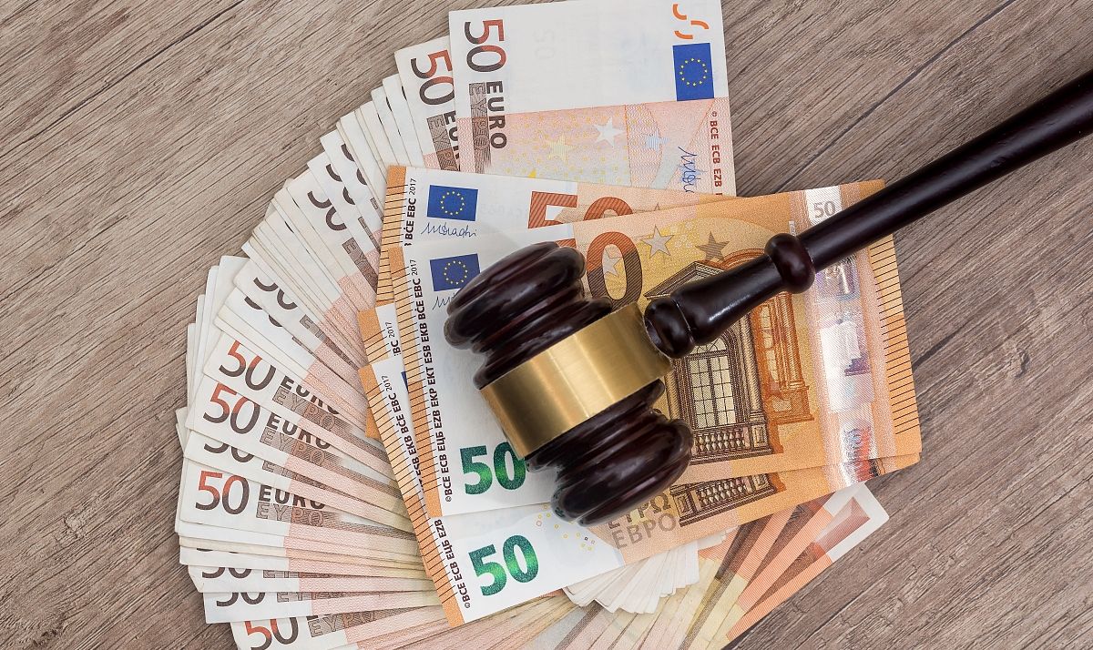 离婚案件精神损害赔偿判决书,离婚案中私生子法院如何认定