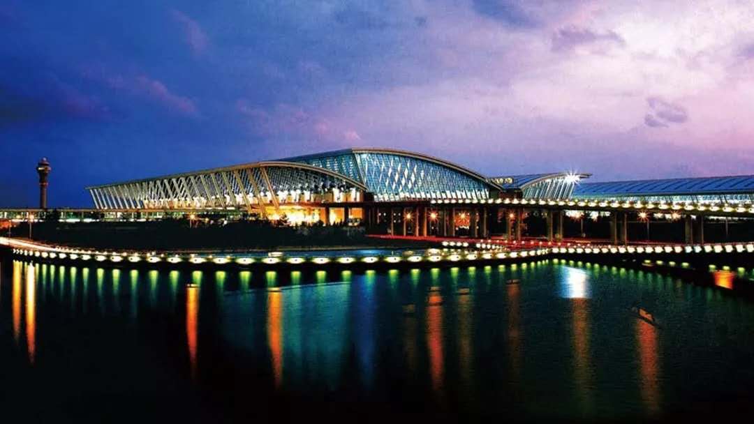 鸟巢和奥林匹克中间的建筑是什么,鸟巢与奥运会有关系吗