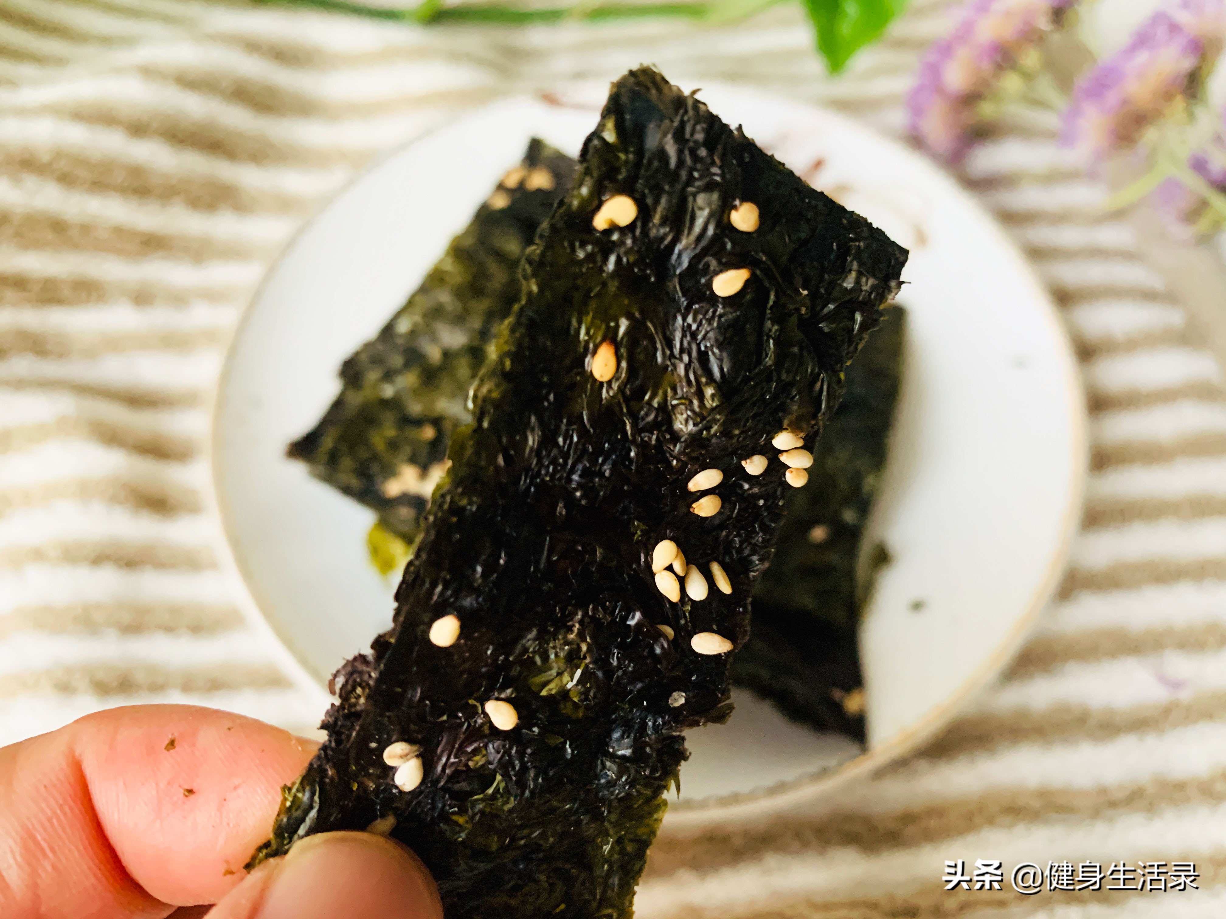 在家做零食,紫菜秒变海苔,酥脆掉渣儿,入口即化,比买的划算