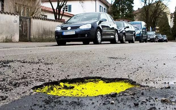 英国发明的道路修补液,绝对是修路神器