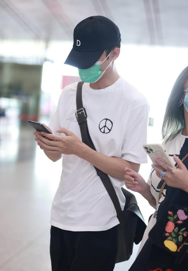 王凯的型男气质抹不掉，白色T恤配束脚裤穿，身材真是没啥挑剔的