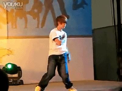 任嘉伦当评委时跳林俊杰的歌,任嘉伦评委舞者暖心