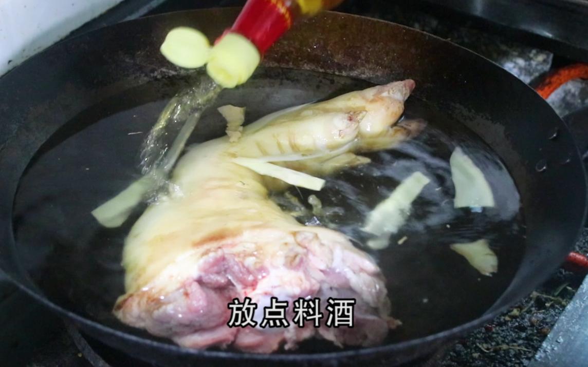 把整只猪脚往锅里一扔，做法和诀窍都告诉你，出锅馋得流口水