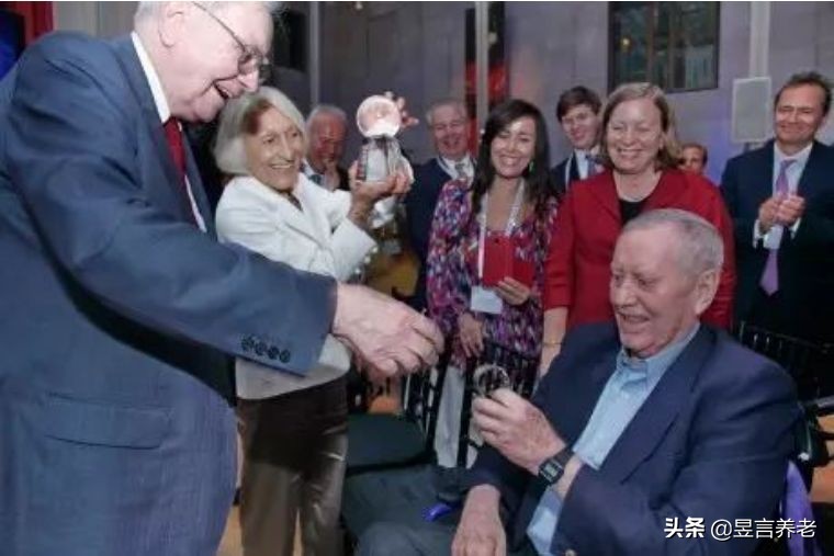 戴15元手表，租一居室，秘密捐出560亿，这位老人活出上帝的模样