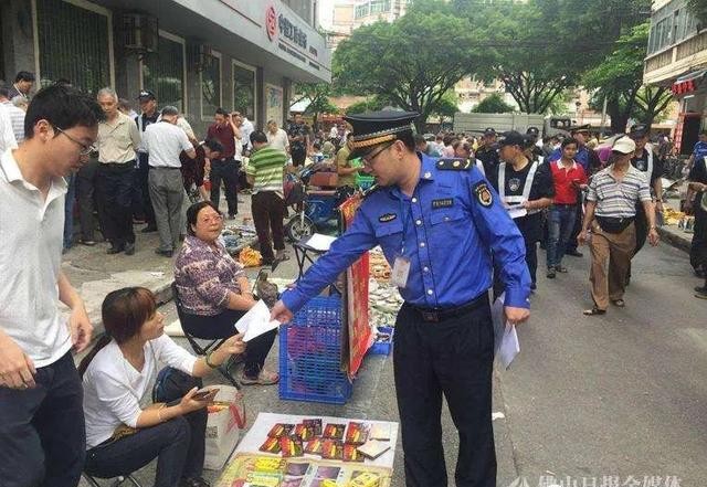 地摊的兴起人间才有烟火气,地摊遍地都是人间烟火气