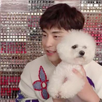 邓伦喜提“懵伦”称号！穿毛衣直播被调侃？粉丝：你以为是乱穿吗