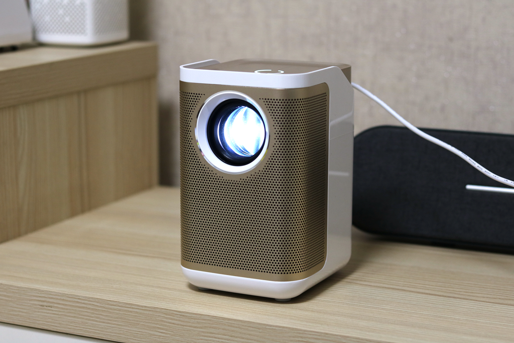 智能投影仪能当显示器吗,智能投影仪能侧投吗