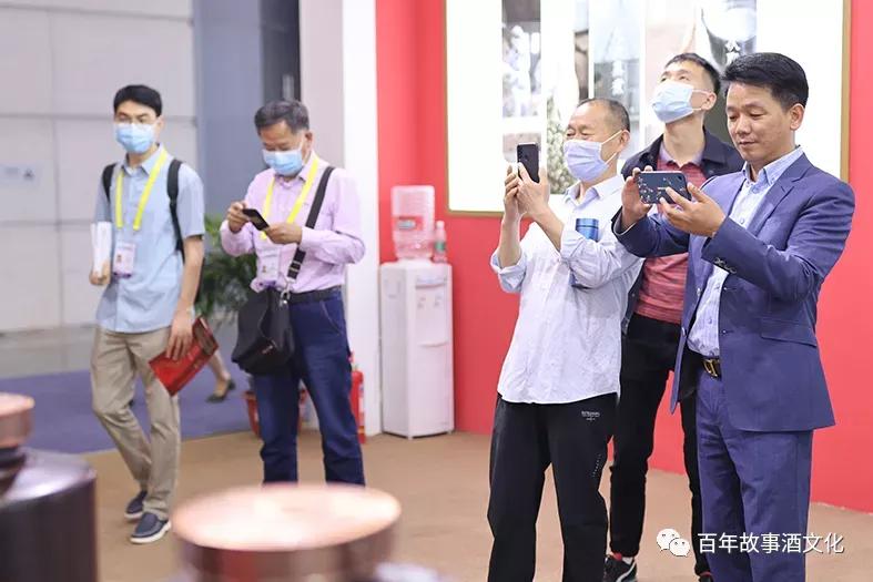 丝博会上的百年故事酒，醇厚酒香魅力绽放