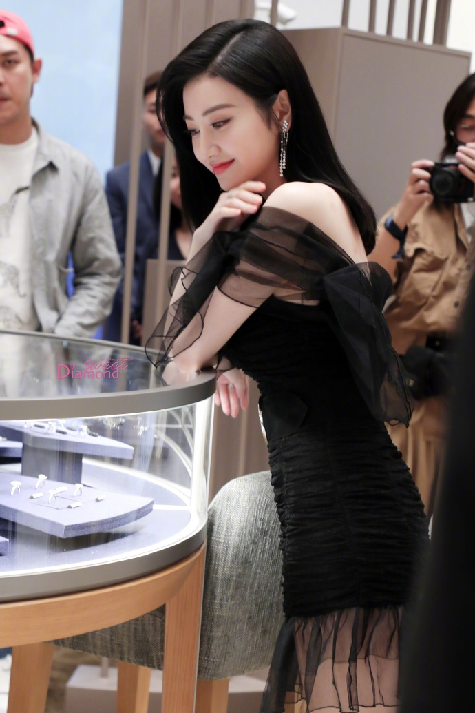 景甜黑色吊肩连衣裙,景甜穿时髦露肩连衣裙