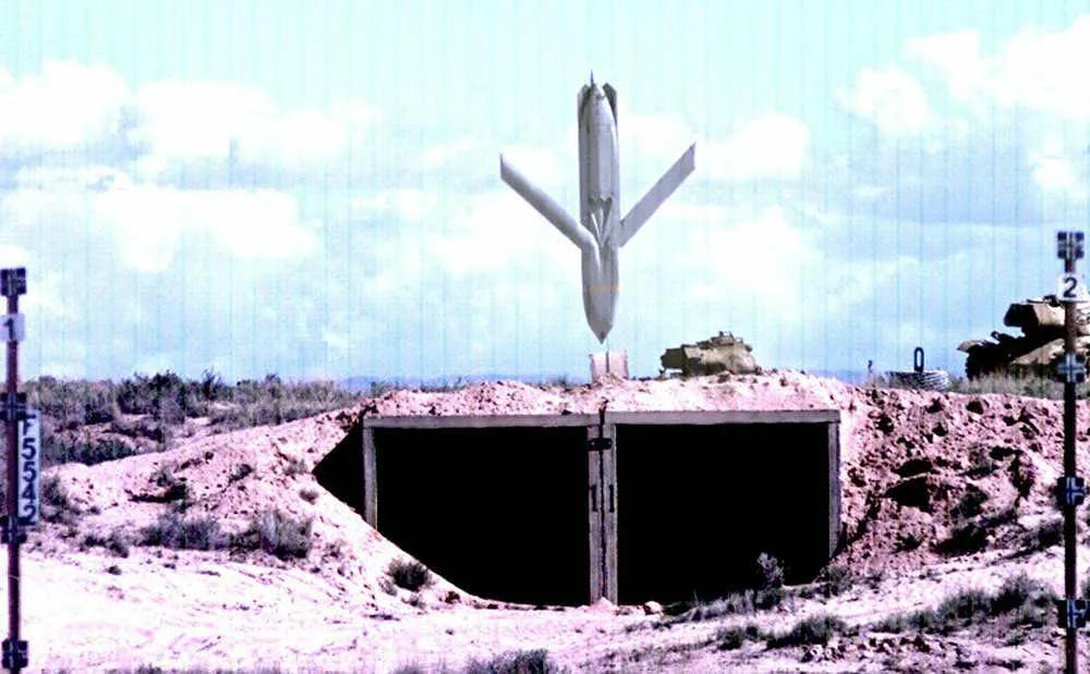 精准炸弹炸毁战机视频,精确制导炸弹精确击中目标全过程