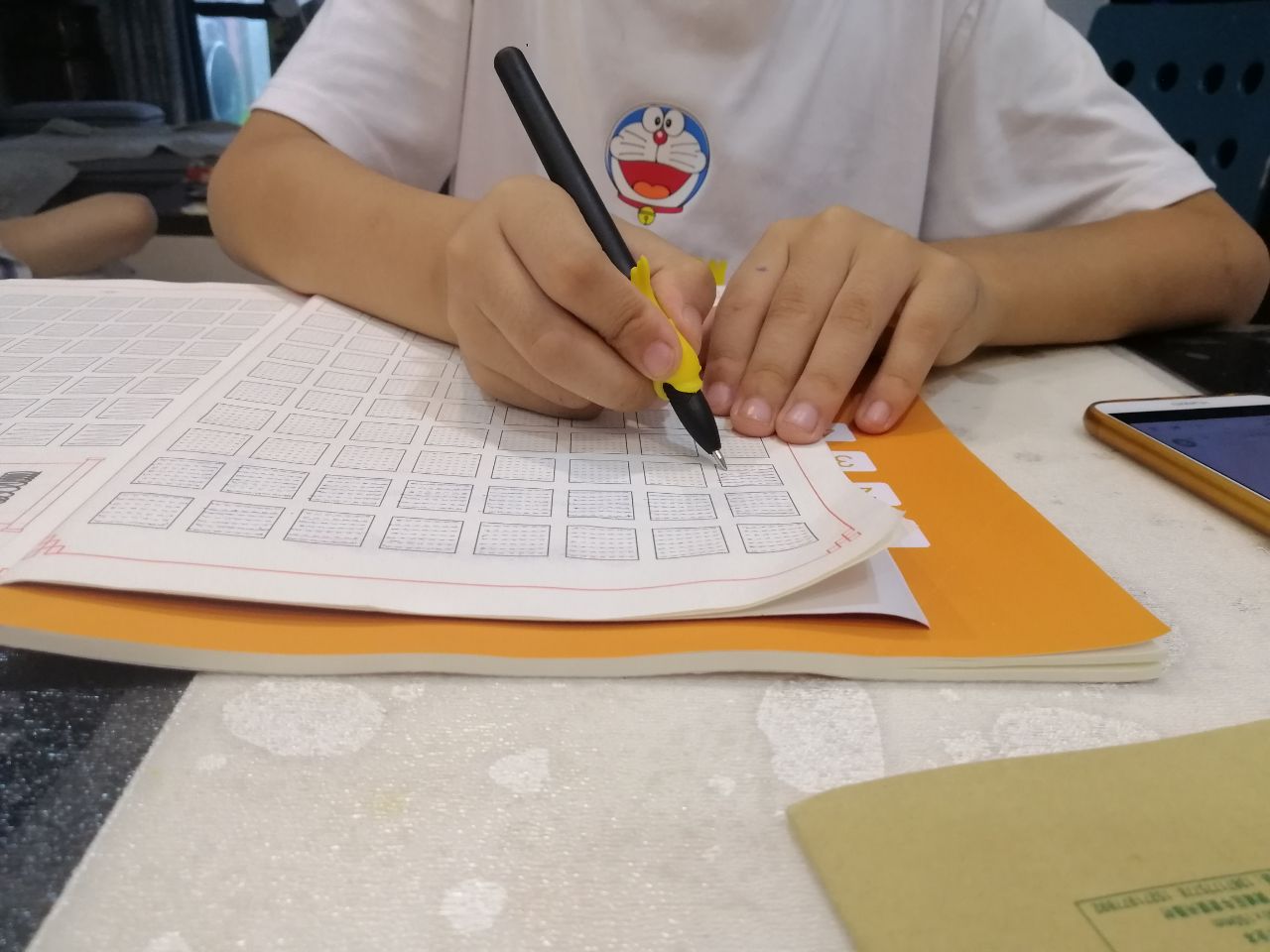 小朋友勾腕需要纠正吗,一招帮孩子纠正勾腕难题