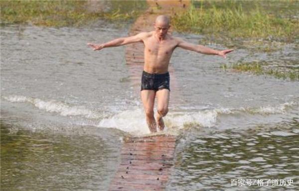 世上唯一还在练轻功的“武僧”释理亮，目前已经练到最后一重