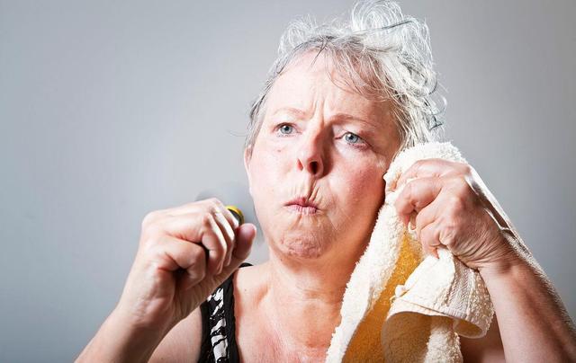 绝经有前兆,绝经前兆来月经20多天是正常吗