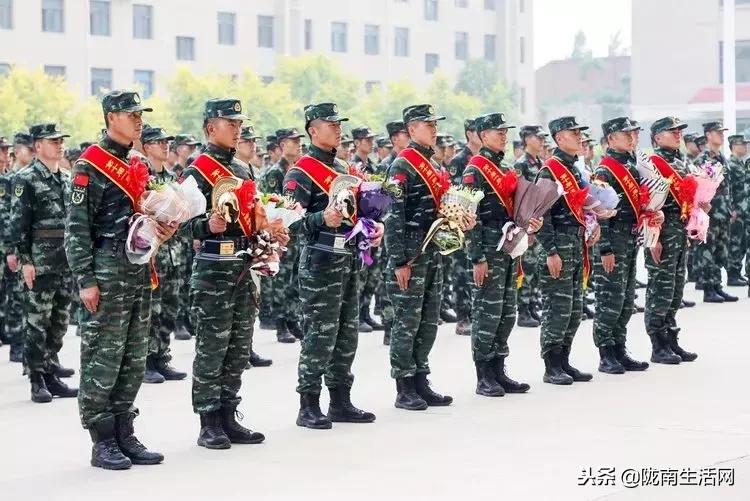 侯旭波军旅人生,侯旭波武警战士提干