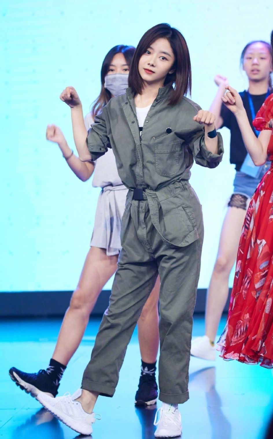 谭松韵穿搭运动裤 (谭松韵阔腿背带裤)