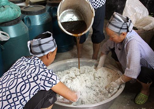 土酒曲的制作方法和用什么原材料,土酒曲白酒曲的配方和制作方法