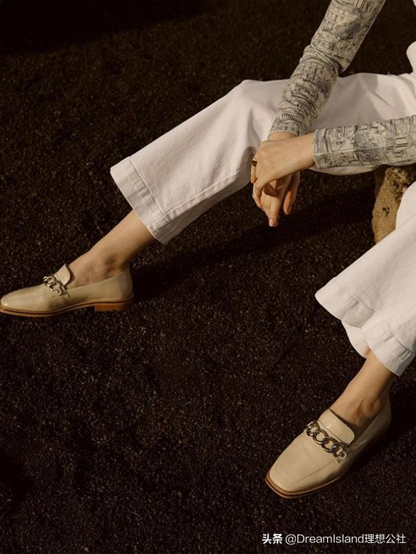 街拍白色乐福鞋,达妹街拍图文