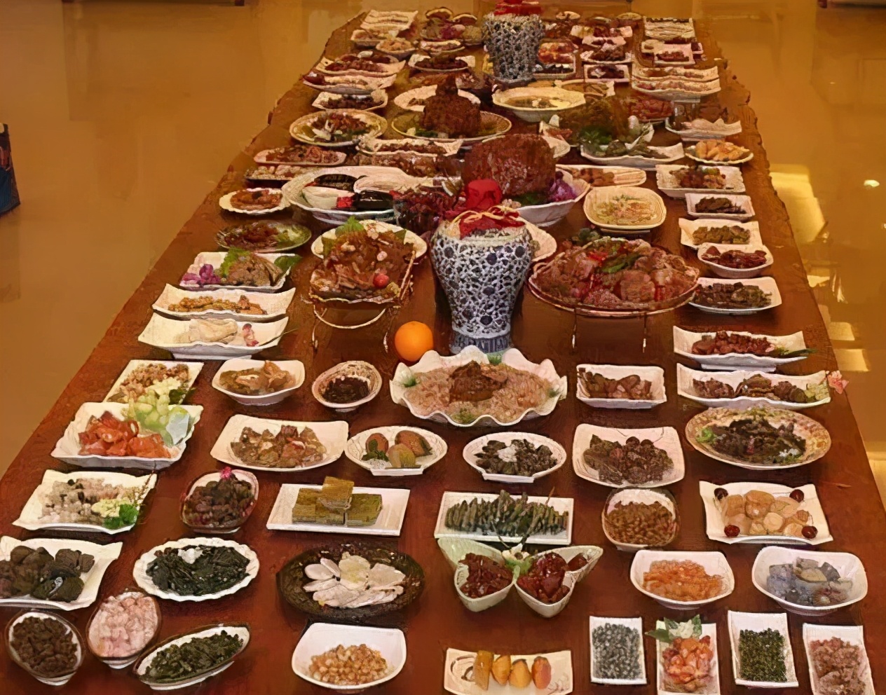 世界最节俭的女人,世界最奢侈的女人