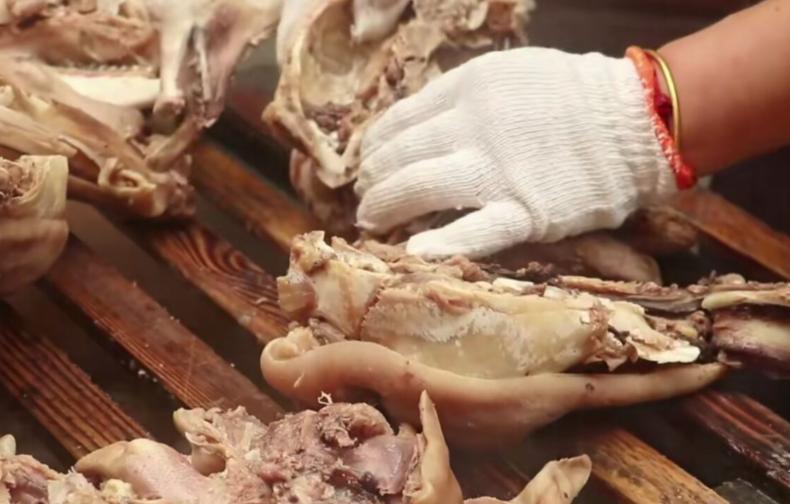 24岁小伙通宵卖羊肉串月入4万,山东大爷煮羊杂50年一天只卖300