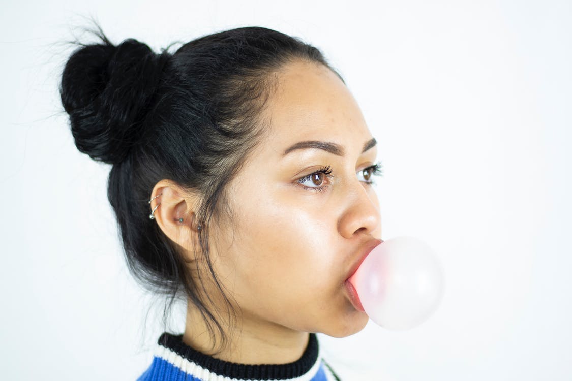 怎样清理粘在衣服上的口香糖,口香糖黏住什么办法快速去除