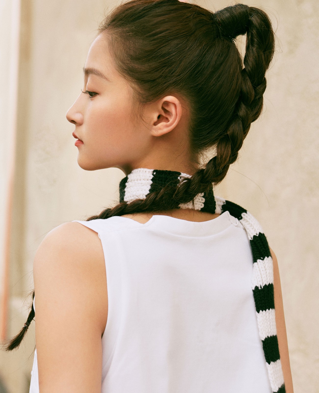 关晓彤现身时装周,关晓彤双马尾麻花辫翻车造型