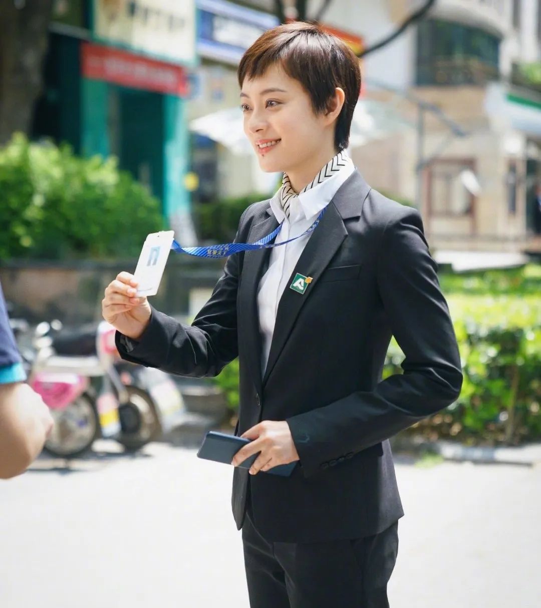 丝巾的5种时髦系法学起来,春季丝巾系法大全搭配大衣