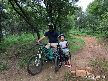 易毒谷思明：买不起雪服，就自己开了家雪具店｜冰雪100人Vol.006