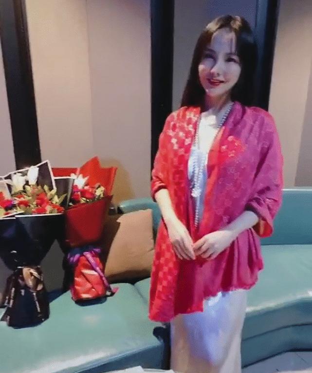 远古网红干露露转型成为歌手,高进帮她宣传新歌,黄一山带她拍戏